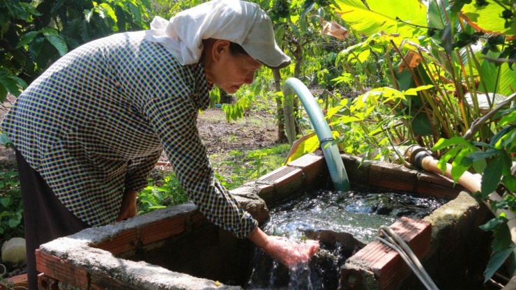 Giếng nước của người dân tại xã Ea Mnang tự phun trào. Ảnh: T.TR