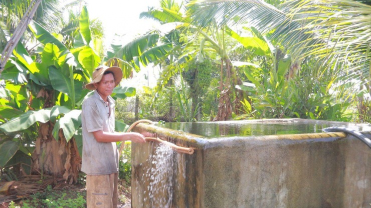 Giếng nước của ông Niên tự phun trào dù đã xây thành rất cao. Ảnh: T.TR