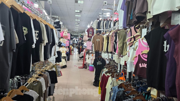 Liên quan đến thông tin hàng trăm kiot thời trang tại chợ Ninh Hiệp (xã Ninh Hiệp, huyện Gia Lâm) đột ngột đóng cửa, ngừng kinh doanh, chiều 21/5 trao đổi với PV, ông Nguyễn Đăng Mạnh, Giám đốc Công ty cổ phần đầu tư Ninh Hiệp (chủ đầu tư, quản lý chợ Ninh Hiệp) xác nhận thông tin trên. Theo ông Mạnh, chợ Ninh Hiệp gồm 3 tầng, với khoảng 900 kiot có thể kinh doanh. Hiện tại, có hơn 400 kiot đang kinh doanh tại chợ, chủ yếu là tầng 1 và một phần tầng 2 Các tiểu thương kinh doanh tại chợ đến từ nhiều nơi khác nhau. Trong đó, nhiều trường hợp chưa đăng ký kinh doanh.