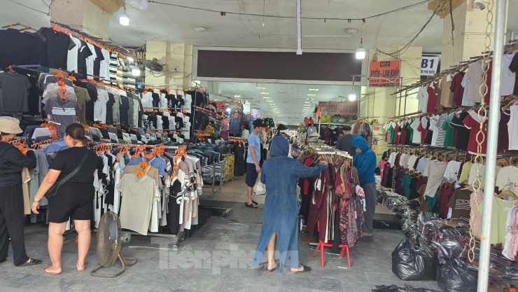 Ngày 21/5, Đoàn Liên ngành gồm Đội thuế huyện Gia Lâm, Đội quản lý thị trường số 8 và UBND xã Ninh Hiệp đã tổ chức ra quân công tác quản lý thuế đối với các hộ, cá nhân kinh doanh tại Chợ Ninh Hiệp. "Khi thấy Đoàn liên ngành vào chợ, nhiều tiểu thương chạy tán loạn, nhanh chóng đóng cửa kiot, quầy hàng vì sợ bị kiểm tra, xử lý", bà Hòa, người bán nước trong khuôn viên chợ Ninh Hiệp chia sẻ.