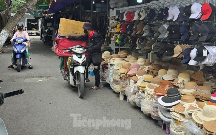 Về vấn đề này, ông Mạnh cho biết, Đoàn liên ngành xuống tuyên truyền, hướng dẫn các hộ, cá nhân kinh doanh đăng ký kê khai nộp thuế, cài đặt ứng dụng eTax mobile, sử dụng hóa đơn điện tử... Do bà con không hiểu pháp luật, sợ liên quan đến pháp luật nên tiểu thương đóng cửa, sợ bị kiểm tra. "Tiểu thương lo sợ bị kiểm tra nên đã đóng quầy. Hôm qua (ngày 20/5) cả 400 kiot tại chợ đều đóng cửa. Chúng tôi phải tuyên truyền, vận động tiểu thương, đến nay mới có một số quầy ở tầng 1 mở lại", ông Mạnh thông tin.
