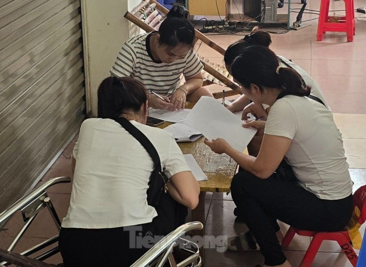 Ông Mạnh cũng cho biết, hiện tại, Ban Quản lý chợ đã rà soát giấy phép kinh doanh của các tiểu thương tại chợ. Đối với những hộ chưa có đăng ký kinh doanh, Cơ quan Thuế đồng ý để Ban quản lý chợ hỗ trợ làm thủ tục đăng ký kinh doanh cho các tiểu thương. Bởi hiện nay, Trung tâm Phục vụ hành chính công đang quá tải, nhiều tiểu thương đã đi 2-3 lần nhưng vẫn chưa nộp được hồ sơ nên nhiều người không mặn mà. Về nguồn gốc xuất xứ hàng hóa tại chợ, ông Mạnh cho biết công ty không có thẩm quyền kiểm tra mà do cơ quan chức năng thực hiện.
