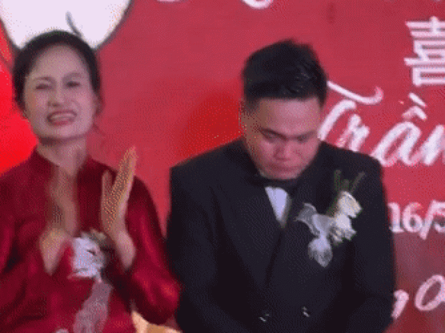 Chú rể Hà Nội bật khóc thành tiếng trong đám cưới và chuyện cảm động phía sau