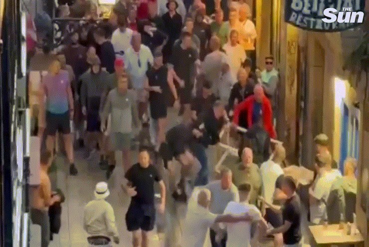 Chung kết Europa League căng như dây đàn, CĐV MU - Tottenham lao vào hỗn chiến