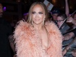 Jennifer Lopez gặp sự cố với váy xẻ ngực táo bạo