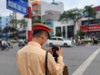 CSGT đặt máy ghi hình, nhiều tài xế xe máy vượt đèn đỏ, đi lên vỉa hè bị phạt nguội