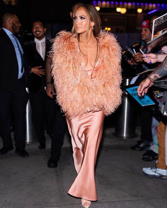 Jennifer Lopez diện chiếc váy màu đào kết hợp áo khoác lông đến Nhà hát Stephen Sondheim vào tối thứ Hai.
