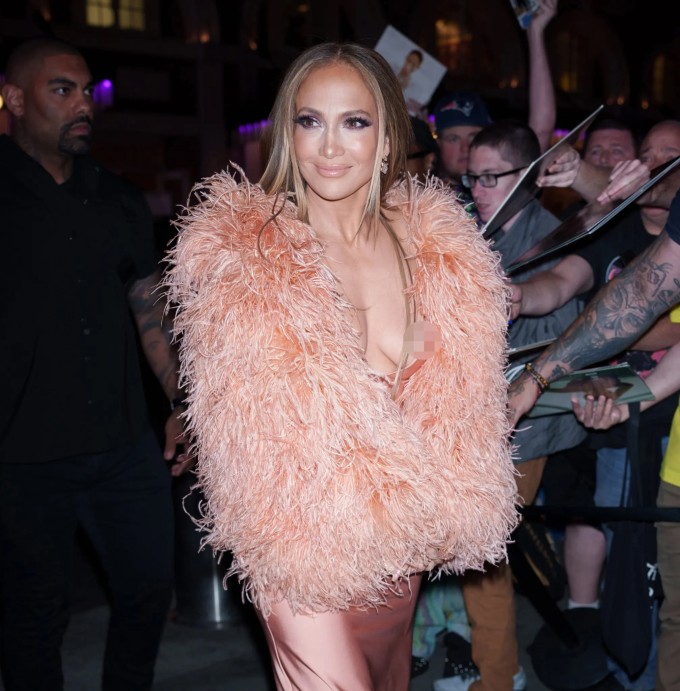 Trong một số khoảnh khắc, chiếc váy của J.Lo bị kéo sang một bên khiến cô để lộ cơ thể quá nhiều.