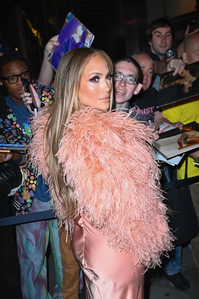 Các fan reo hò tên của Jennifer Lopez và xin chữ ký.
