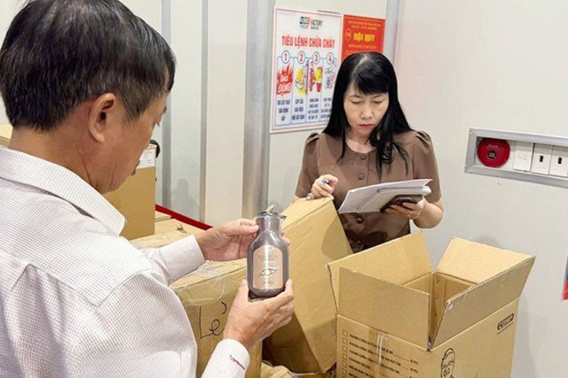 Đoàn đã kiểm tra các sản phẩm dầu gội Hanayuki trong lô bị đình chỉ lưu hành