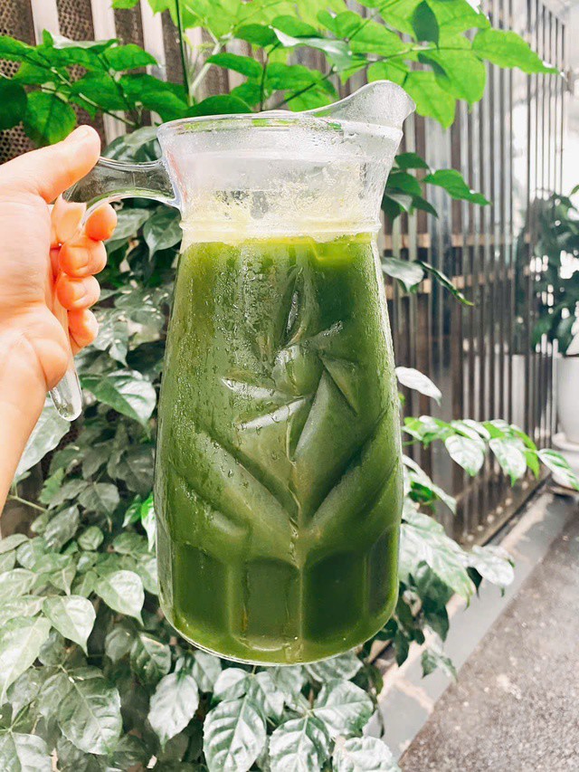 Nước ép rau má vị mát, thơm, dễ uống, là món dễ chế biến và phổ biến nhất.