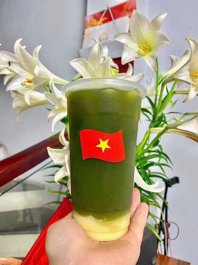 Mùi thơm bùi của đậu xanh, quyện với vị mát của rau má là món giải khát, thanh nhiệt lý tưởng mùa hè.