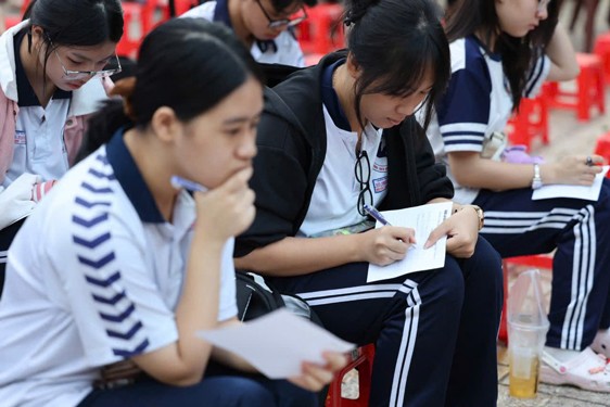Học sinh tìm hiểu thông tin các trường THPT tại Ngày hội tuyển sinh lớp 10 do Báo Người Lao Động tổ chức Ảnh: QUANG LIÊM