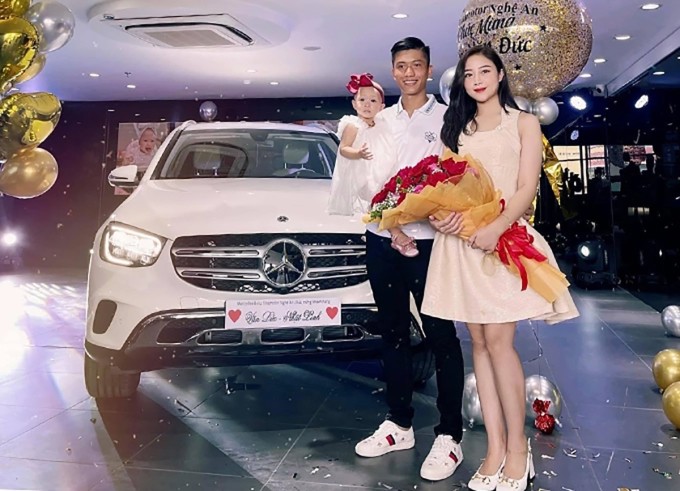 Sao sân cỏ Việt chi tiền tỷ mua xe hơi tặng vợ - 3