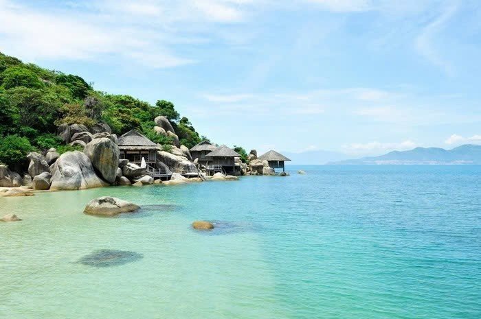 Với đường bờ biển dài, cát trắng mịn và làn nước trong xanh, nơi đây mang đến cảm giác thanh bình, mộc mạc – điều mà nhiều người tìm kiếm giữa nhịp sống vội vã. Ảnh Hoàng Vũ