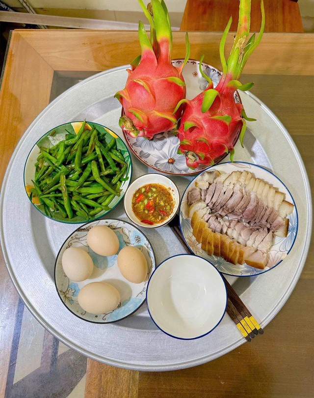 Ăn gì hôm nay để vừa nhanh gọn vừa đủ chất? Mâm cơm với thịt luộc, trứng và thanh long là lựa chọn lý tưởng.
