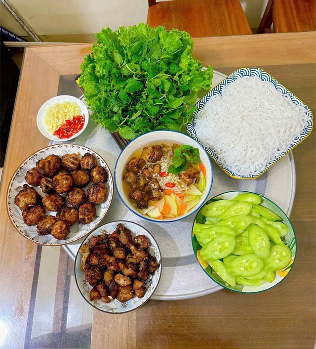 Gợi ý thực đơn hôm nay với bún chả Hà Nội, rau sống và thịt nướng thơm lừng chuẩn vị Bắc.