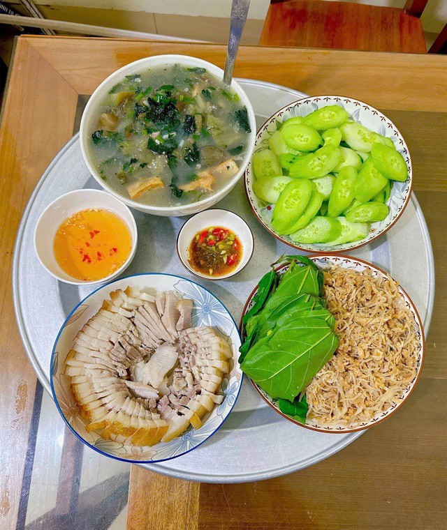 Gợi ý mâm cơm dân dã với thịt luộc cuốn lá sung, dưa leo và mắm tôm dậy vị.