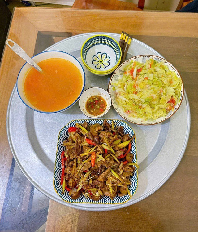Bữa tối hôm nay với gà xào sả ớt, bắp cải xào và canh cà chua vừa đơn giản mà đưa cơm.