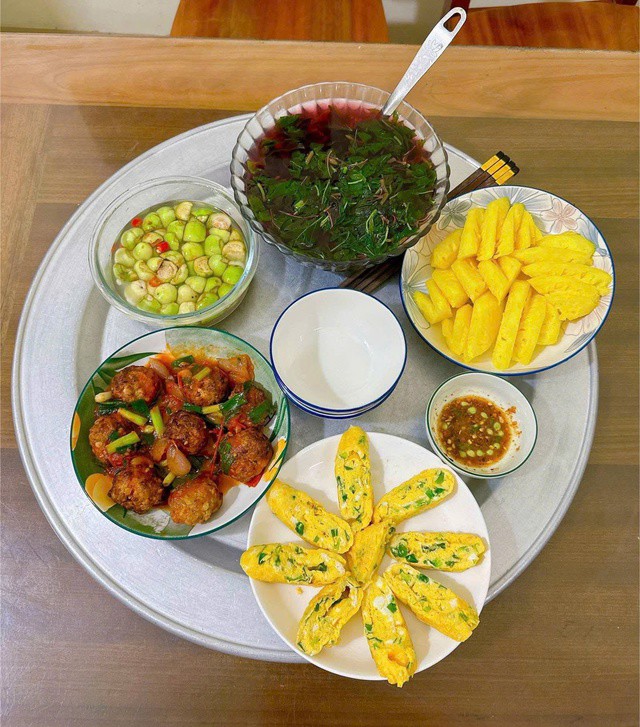 Thực đơn hôm nay đậm chất Việt với trứng cuộn, chả sốt cà và canh rau mồng tơi thanh mát.