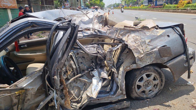 Chiếc xe 5 chỗ bị hư hỏng nặng sau vụ tai ạn