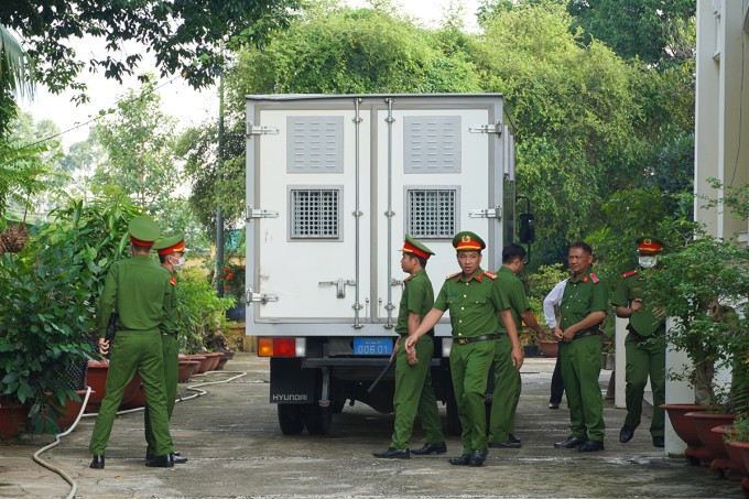Lực lượng cảnh sát hỗ trợ tư pháp có mặt tại tòa từ sáng sớm 21/5. Ảnh: Nam An