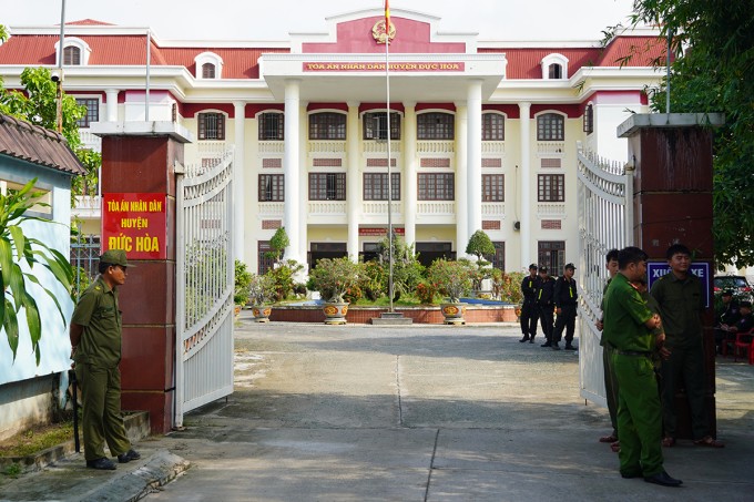 Khu vực cổng tòa án có hàng chục cảnh sát, lực lượng an ninh túc trực. Ảnh: Nam An