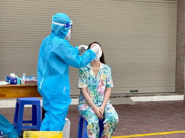 Người dân thực hiện xét nghiệm trong đợt đại dịch COVID-19 vào năm 2021