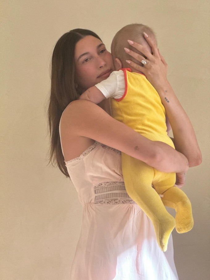 Hailey cho biết hiện cô 'thích con người của mình hơn bao giờ hết' và ưu tiên việc chăm sóc con trai lên hàng đầu.