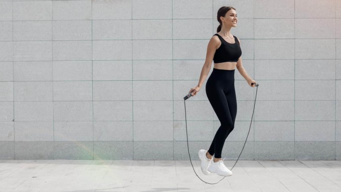 Nhảy dây giúp tăng nhịp tim, thúc đẩy quá trình trao đổi chất và đốt cháy mỡ nhanh chóng.