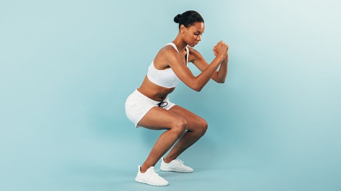 Squat là bài tập tác động sâu đến các nhóm cơ lớn như đùi, mông và bụng dưới - những nơi thường tích tụ mỡ nhiều nhất.