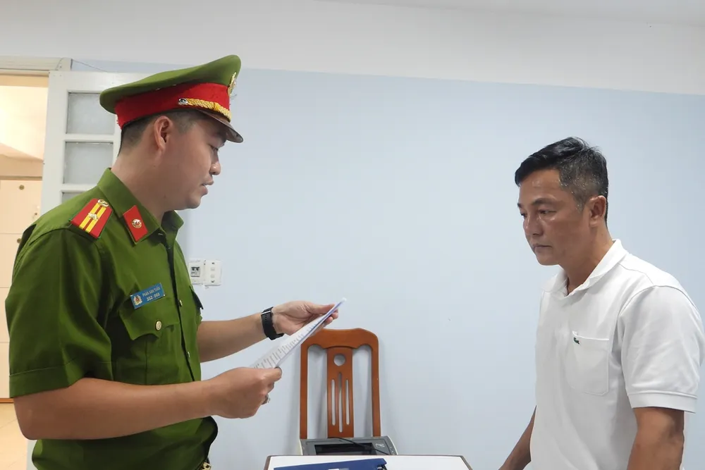Công an đọc lệnh bắt tạm giam đối với Phạm Chiến Thắng. Ảnh: CA.
