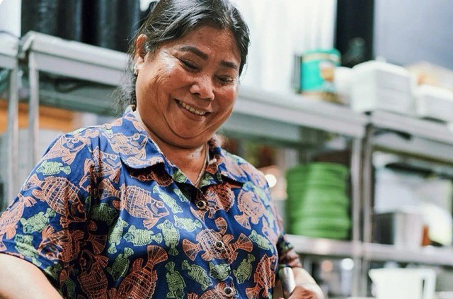 Bà Nguyễn Thị Thành được "vua ẩm thực" người Mỹ Anthony Bourdain đặt biệt danh là Lunch Lady - Ảnh: INSTAGRAM