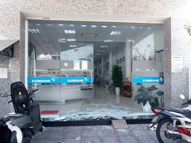 Cửa kính của ngân hàng bị vỡ sau vụ cướp