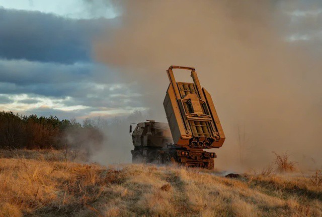 Hệ thống M142 HIMARS do Mỹ cung cấp phóng tên lửa vào các vị trí của Nga ở Ukraine. (Nguồn: Getty Images)Bài học từ xung đột Ukraine