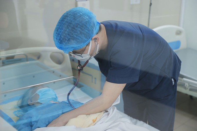 Bác sĩ chăm sóc cho bệnh nhân Covid đang điều trị tại Bệnh viện đa khoa Thanh Nhàn. Ảnh:&nbsp;Bệnh viện cung cấp