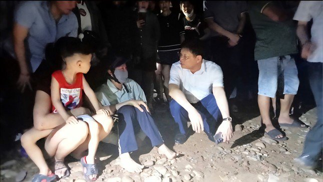 Ông Nghiêm Xuân Cường - Phó Chủ tịch UBND tỉnh Quảng Ninh động viên thân nhân gia đình các nạn nhân.