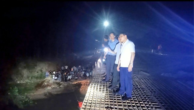Lực lượng chức năng có mặt tại hiện trường triển khai công tác tìm kiếm nạn nhân.