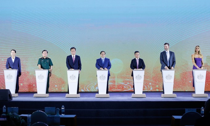 Thủ tướng Phạm Minh Chính cùng đại diện các nhà đầu tư bấm nút khởi công dự án 1,5 tỷ USD tại huyện Khoái Châu, Hưng Yên chiều 21/5. Ảnh: Nhật Bắc