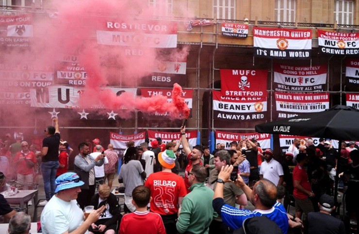 Tin nóng MU đấu Tottenham, chung kết Europa League: Fan "hâm nóng" bầu không khí trên khán đài - 5