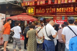 Giá vàng chiều 21/5: Tiếp tục tăng tốc, cảnh tượng bất ngờ tại các cửa hàng trên phố vàng