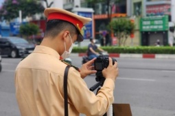 CSGT đặt máy ghi hình, nhiều tài xế xe máy vượt đèn đỏ, đi lên vỉa hè bị phạt nguội