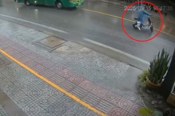 Clip: Sang đường một cách đầy khó hiểu, cô gái bị ô tô đâm cực mạnh