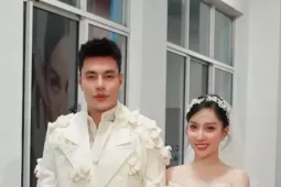 Lê Dương Bảo Lâm tình tứ bên vợ hậu phủ nhận tin đồn ly thân