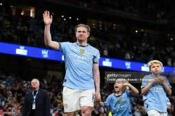 De Bruyne nghẹn ngào chia tay Man City sau 10 năm, HLV Guardiola bật khóc tri ân