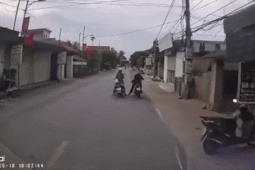 Hai phụ nữ dừng xe máy giữa đường không cho ôtô đi