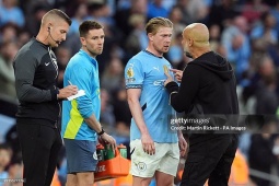 De Bruyne bỏ lỡ không tưởng trong ngày chia tay Etihad, HLV Guardiola  " cạn lời " 