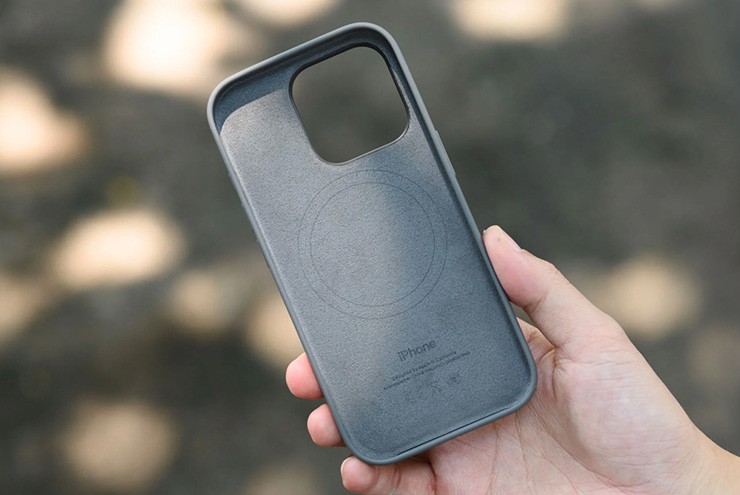 Người dùng có thể không nhất thiết phải mua ốp lưng Apple, nhưng hãy chọn một thương hiệu có uy tín trong lĩnh vực ốp lưng như Spigen hoặc UAG.