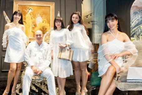 Thuý Hạnh như chị gái của hai cô con gái mỹ nhân, U50 vẫn tự tin mặc váy ngắn khoe chân dài miên man