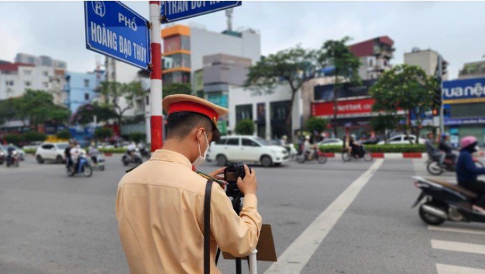 Cảnh sát sử dụng thiết bị ghi hình chuyên dụng được Công an Thành phố trang bị nhằm ghi vi phạm.